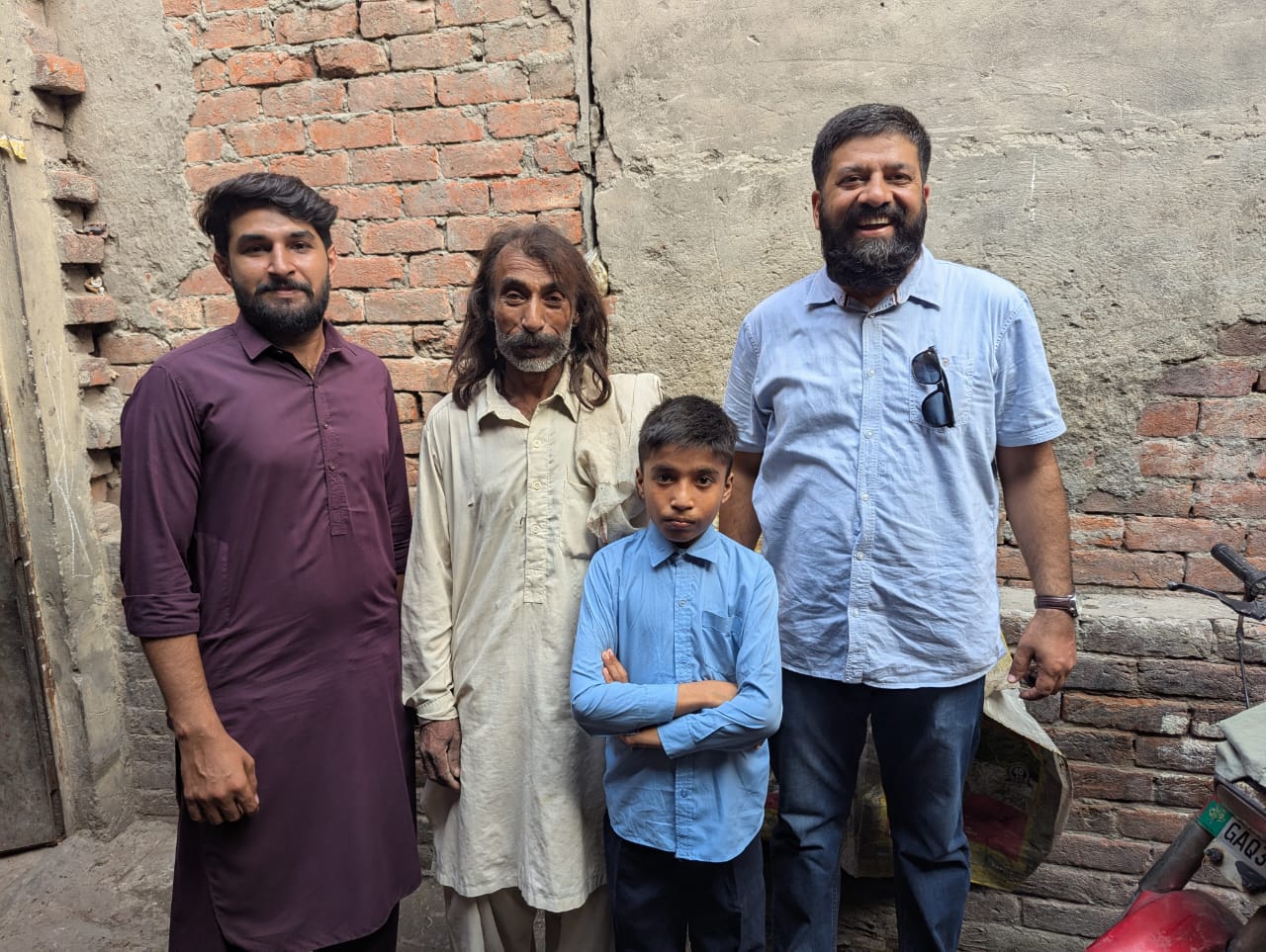 Adeel Reunites With Family After 05 Years of long seperation